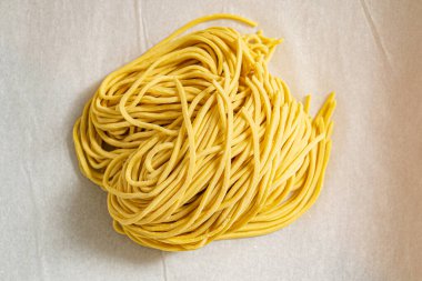 Ramen için ev yapımı çiğ erişte.