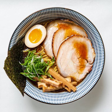 Domuz etli soya soslu ramen.