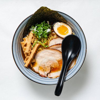 Domuz etli soya soslu ramen.