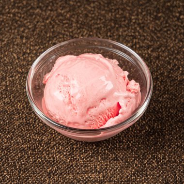 Dondurma topu kasede.