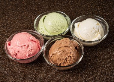 Dondurma topu kasede.