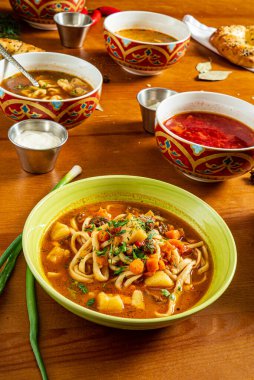 Farklı çorba türleri, üst manzara.