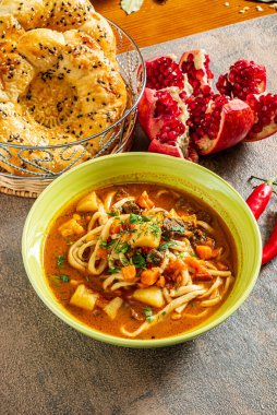 Et ve sebzeli Laghman çorbası.