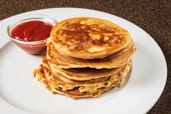 Tortitas Con Salsa Fresa Plato Blanco —  Fotos de Stock