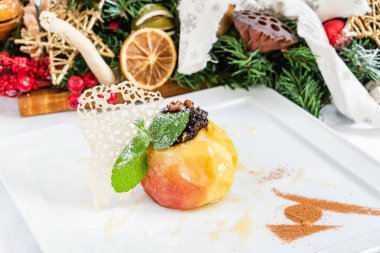 Noel masasında fırında elma