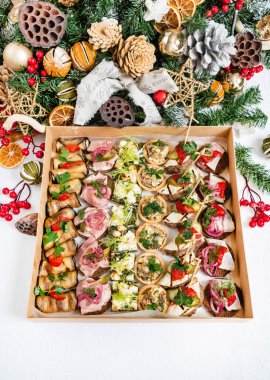 Noel mezeleri masada.