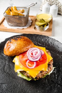 Sığır pirzolası ile lezzetli hamburger.