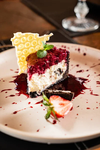 Käsekuchen Mit Beerensauce Und Schokolade — Stockfoto