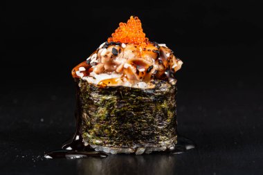 Siyah arka planda suşi.