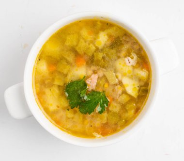 Beyaz arka planda tavuk çorbası.