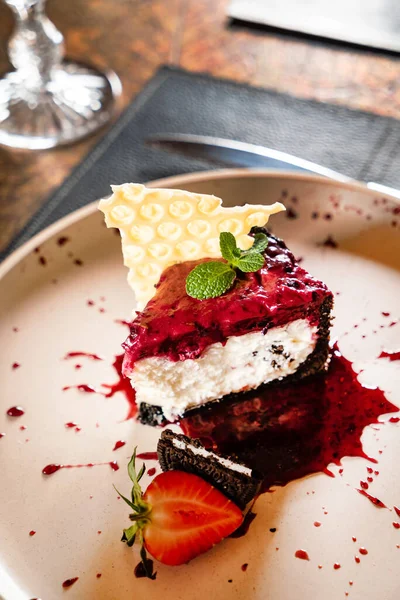 チーズケーキにベリーソースとチョコレート — ストック写真