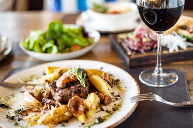 Lokantada lezzetli bir akşam yemeği.