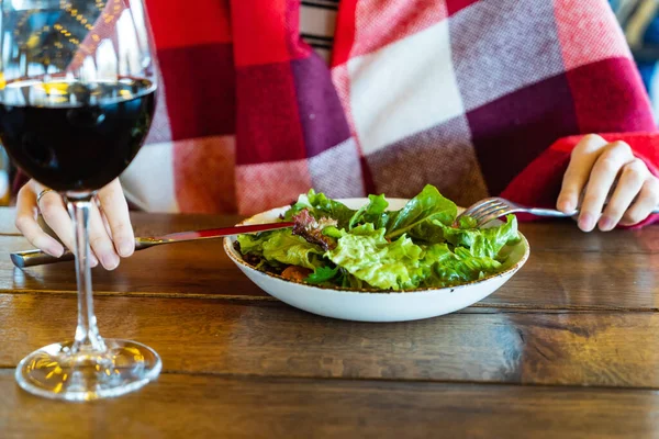 Frau Isst Frischen Salat Und Trinkt Rotwein — Stockfoto