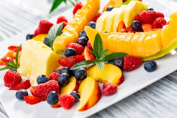 Mango Peach Slices Berries Plate — Stock Photo, Image