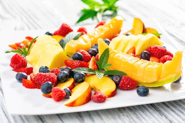 Mango Peach Slices Berries Plate — Stock Photo, Image