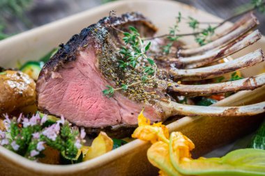 Sebzeli ve patatesli kaburga 