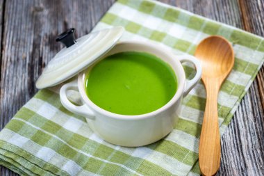 Ispanaktan yapılmış krema çorbası.