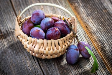 Hasır sepetteki erikler 