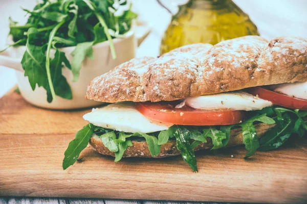 Sandwich Mit Schinken Käse Und Salat — Stockfoto