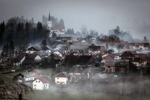 Vista Pequena Cidade Nevoeiro Fotos De Bancos De Imagens Sem Royalties