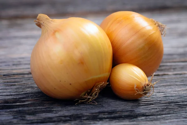 Verse Uien Houten Ondergrond Rechtenvrije Stockafbeeldingen