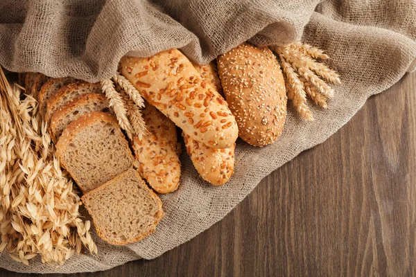 Ahşap Tahta Üzerinde Pişmiş Ekmek Çeşitleri — Stok fotoğraf