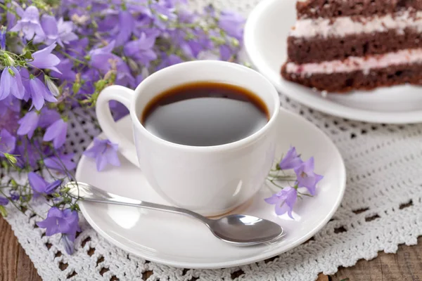 Tasse Tee Mit Blumen Auf Altem Tisch — Stockfoto