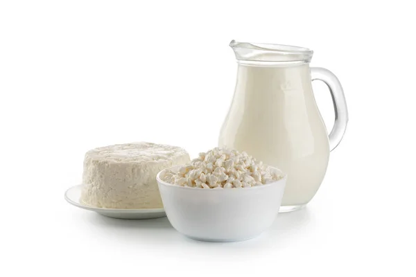 乳製品 コテージ チーズとミルクの白い背景で隔離のボウル — ストック写真