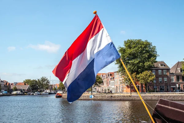 荷兰国旗在哈勒姆河的背景下 — 图库照片