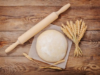 Bir oklava, buğday spikelets table.l Tarih ile hamur