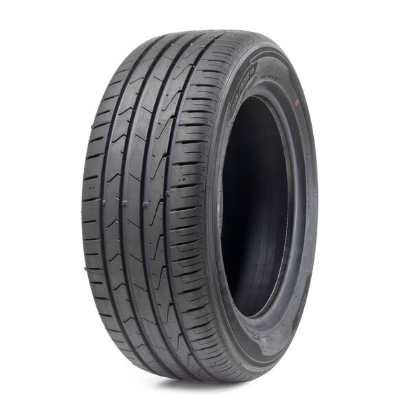 черный автомобиль шины изолированы на белом фоне
.