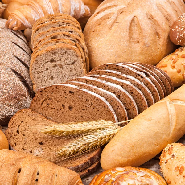 Taze Ekmek Buğday Masanın Üzerinde Gıda Kavramı — Stok fotoğraf