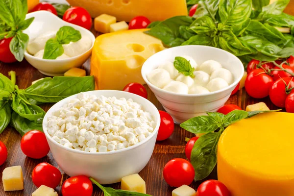 Verschiedene Milchprodukte Käse Und Kirschtomaten Auf Weißem Hintergrund — Stockfoto