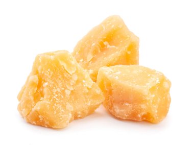 Beyaz arkaplanda yalıtılmış parmesan peyniri