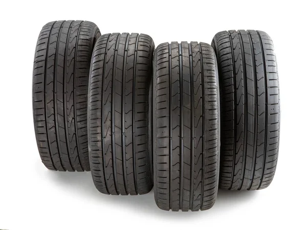 Auto pneumatiky izolované na bílém pozadí — Stock fotografie