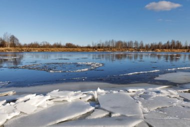Kırık buz Nehri üzerinde. Bahar mevsimi.