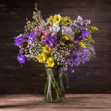 Vazoda yaz buketi. menekşe çanları