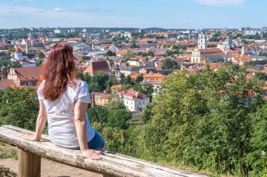 Gezgin bir kız şehre bakıyor.