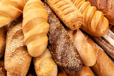 Masada taze kokulu ekmek. Yiyecek konsepti