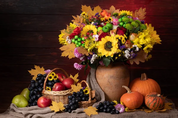 ひまわり カボチャ 果物と秋の静物画 — ストック写真