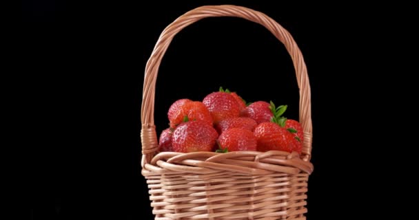 Frische Erdbeere Korb Auf Schwarzem Hintergrund Rotation — Stockvideo