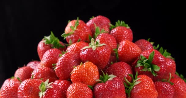 Frische Erdbeere Auf Schwarzem Hintergrund Rotation — Stockvideo