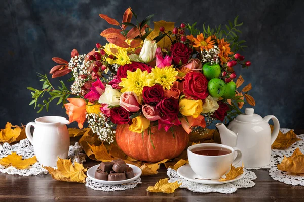 Natura Morta Autunnale Con Zucche Fiori Frutta Foglie Gialle Sfondo — Foto Stock