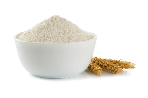 白い背景に小麦粉とボウル 小麦の小穂 — ストック写真