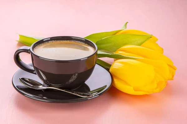 Våren Stilleben Rosa Bakgrund Tulpaner Och Kopp Kaffe — Stockfoto