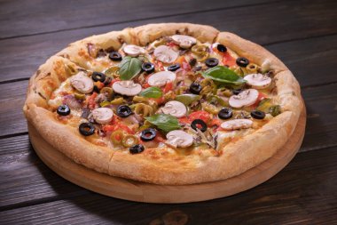 Domatesli, mantarlı ve otlu lezzetli pizza.