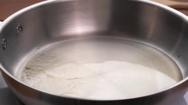 Et tavada kızarır.