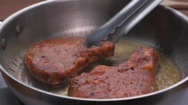 Et tavada kızarır.