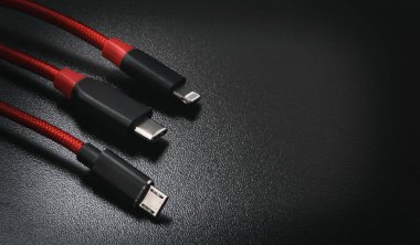 USB şarj kablosu konnektörleri siyah arka plan üzerine