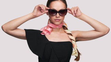 Vogue stilini güneş gözlüğü takıyor güzel narin kadın portresi